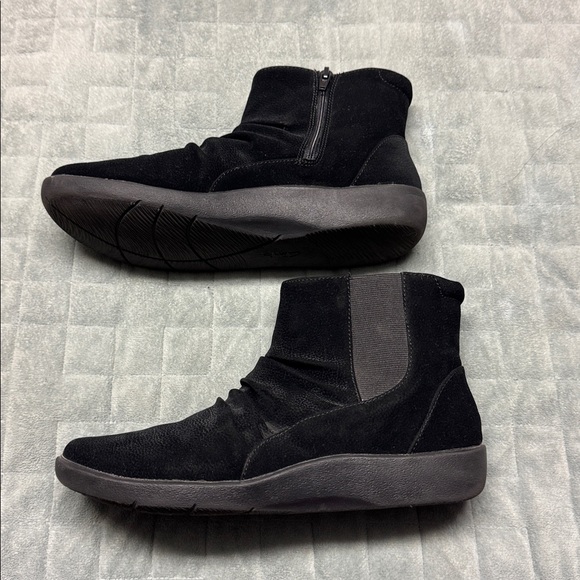 Clark Cloudsteppers, Black Booties, No Heel, Suede, Comfortable, Size 8.5 - Picture 2 of 9